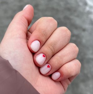 Маник 2022. Маникюр с ромашками на короткие ногти. Ивлеева тату на пальцах. Маникюр зимний овальный нежный. Уютный маникюр.